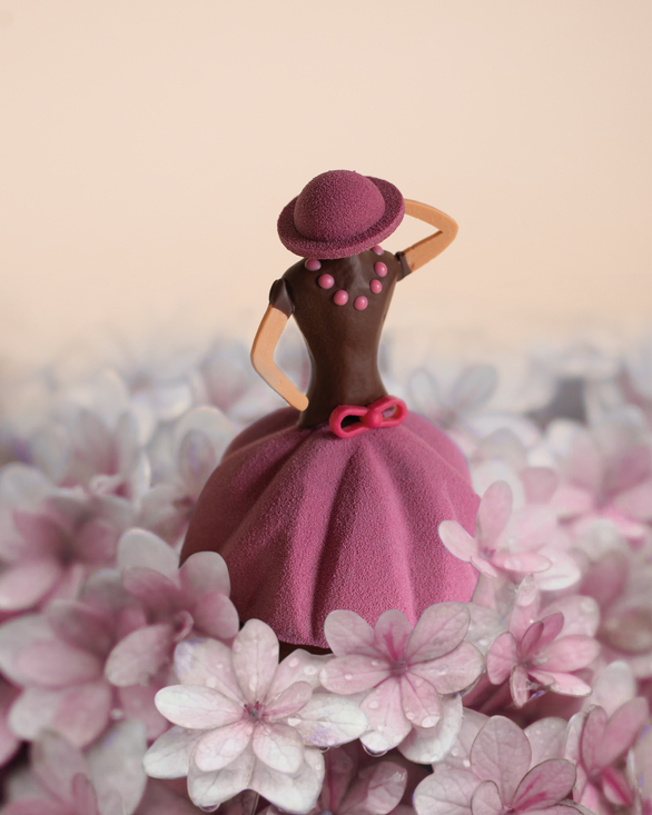 La Demoiselle, figurine chocolat artisanal robe velours rose, cadeau F�te des M�res Le Cacaotier